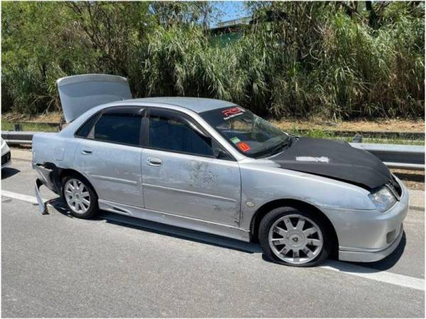 Dua suspek melarikan diri dengan meninggalkan kenderaan jenis Proton Waja di tepi jalan akibat kebocoran tayar.