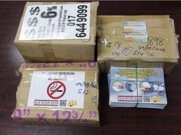 Poster dan iklan pinjaman tidak berlesen milik ah long yang dirampas polis.