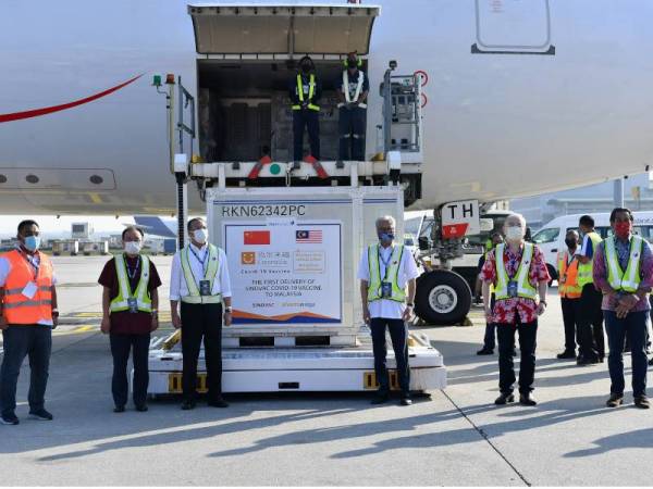 Ismail Sabri Yaakob (tiga dari kanan) bersama Ouyang Yujing (dua dari kiri) pada majlis sambutan bekalan kedua vaksin Covid-19 buatan syarikat biofarmaseutikal dari China, Sinovac di KLIA hari ini.
Turut hadir Khairy Jamaluddin (kanan), Hishammuddin (tiga dari kiri) dan Ka Siong (dua dari kanan). - Foto Bernama