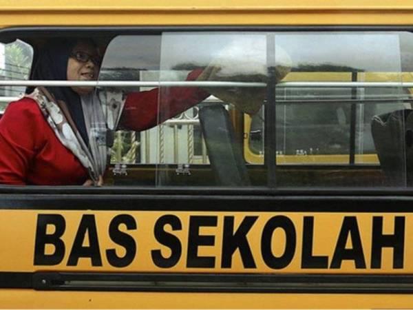 Pembukaan semula sesi persekolahan 1 Mac ini memberi sedikit sinar kepada pengusaha bas sekolah yang menderita sejak PKP dilaksanakan tahun lalu. - Foto Bernama