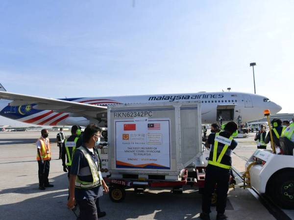 Malaysia hari ini menerima vaksin Covid-19 keluaran Sinovac yang diterbangkan dari Beijing, China menerusi penerbangan Malaysia Airlines MH319.
- Foto Bernama