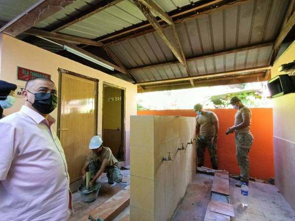 Saarani meninjau baik pulih Surau Islahiyah di pekan Lenggong sempena lawatan kerja Projek Jiwa Murni pada Sabtu.