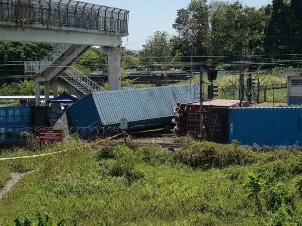 Tren kargo yang dalam perjalanan dari Padang Besar, Perlis menuju ke West Port, Klang tergelincir ketika melalui landasan di KM20.041, awal pagi tadi. - Foto Bernama