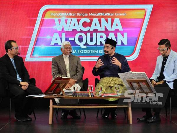 Barisan penalis dari kiri, Fazrul, Md Daud, Ahmad Husni dan Ahmad Tarmizi yang menjayakan Program Wacana Al-Quran Siri ke-94 bertajuk ‘Cuci Duit Pergi Umrah' di Kumpulan Karangkraf. - FOTO ASRIL ASWANDI SHUKOR