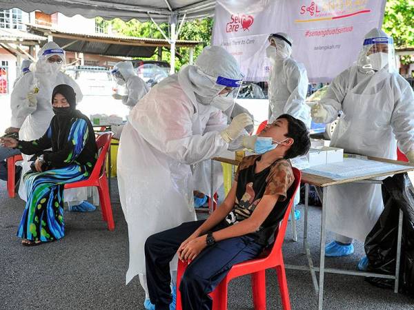 Petugas barisan hadapan melakukan ujian saringan Covid-19 terhadap orang ramai terutamanya pelajar sekolah ketika tinjauan di Dewan Majlis Bandaraya Petaling Jaya (MBPJ) Jalan PJS 2C/6, Taman Dato Harun hari ini.