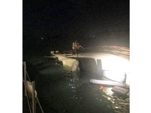 Empat kru sebuah kapal persiaran berdepan detik cemas apabila kapal yang dinaiki hampir karam selepas terlanggar satu objek pada kedudukan 0.3 batu nautika selatan Pulau Lalang, Langkawi pada Sabtu.