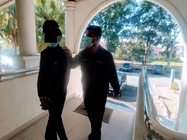 Seorang buruh binaan warga Myanmar diiringi anggota SPRM Kedah ketika didakwa di Mahkamah Seksyen pada Ahad.