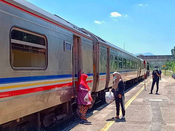 Kemudahan kereta api hanya digunakan penduduk setempat sahaja dalam urusan harian.