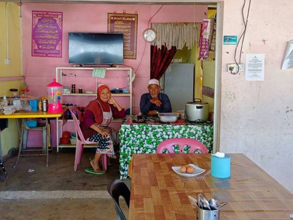 Nori bersama suaminya hanya mampu termenung melihat kedai makan mereka yang tidak dikunjungi pelanggan.