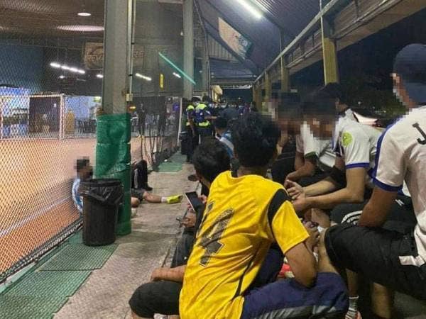 Antara individu yang dikompaun kerana gagal mematuhi SOP di sebuah gelanggang futsal di Gombak pada Sabtu.