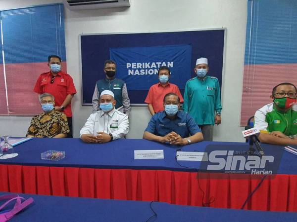 Mansor (duduk kiri) bersama pimpinan PN selepas mesyuarat yang diadakan pada Ahad.