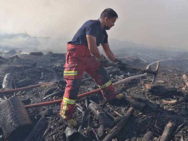 Anggota bomba ketika melakukan operasi memadamkan kebakaran.