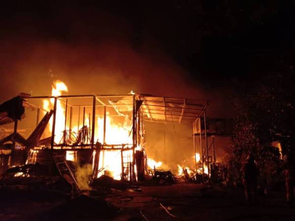 Gudang yang menyimpan bahan mudah terbakar menyebabkan api marak dan merebak cepat.