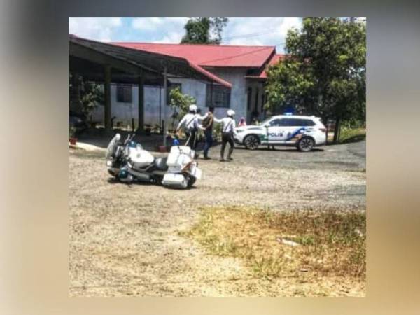 Anggota polis terpaksa mengejar dan berlaku pergelutan sebelum dapat memberkas tekong darat berusia 20 dan 40 tahun itu. - Foto Ihsan pembaca
