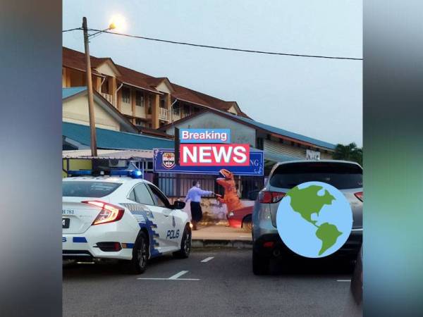 Kostum dinosaur menyambut hari pertama murid Tahun Satu dan Dua.