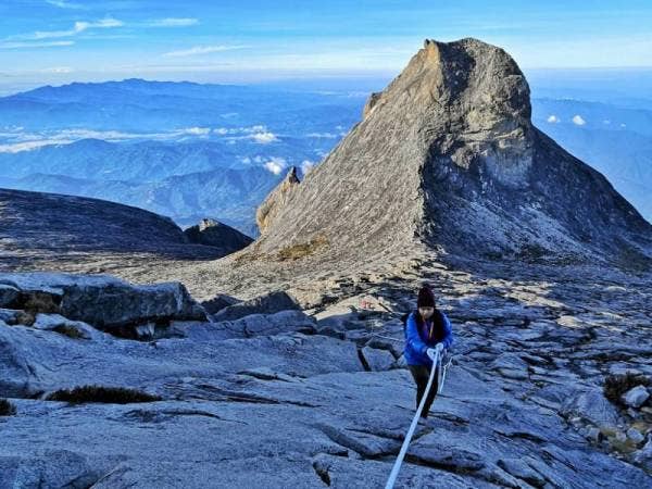 Aktiviti pendakian Gunung Kinabalu dibuka semula. - Gambar hiasan