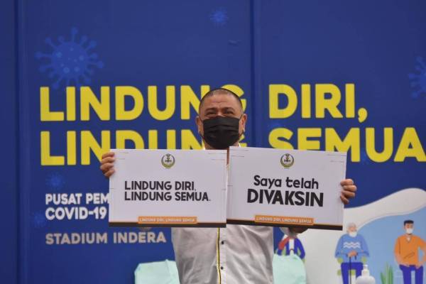 Saarani bersama 10 exco kerajaan negeri merupakan antara penerima awal vaksin Covid-19 di Perak.