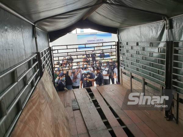 Razarudin menunjukkan ruang rahsia di bahagian lantai lori yang menjadi tempat menyembunyikan dadah.