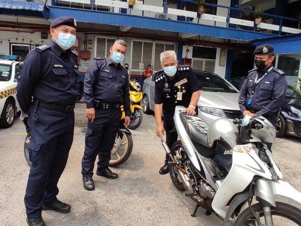 Zulkefly (dua dari kanan) menunjukkan sebuah motosikal yang ditahan dalam operasi di Jalan Duta, Kuala Lumpur pada Isnin, atas kesalahan penggunaan ekzos bising yang keterlaluan.