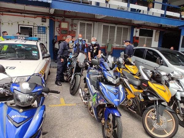 Polis menahan 10 buah motosikal dalam operasi di Jalan Duta, Kuala Lumpur pada Isnin, atas kesalahan penggunaan ekzos bising yang keterlaluan.