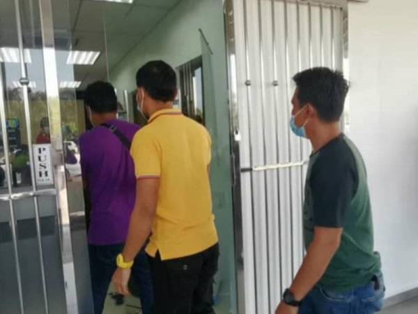 Kedua-dua tertuduh (kanan dan dua dari kanan) didenda RM10,000 kerana menyeludup kambing.