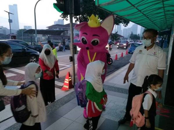 Murid Tahun Satu dan Tahun Dua teruja memulakan persekolahan mereka walaupun perlu mematuhi SOP.