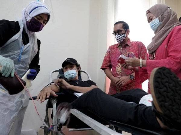 Sham Aziz (dua dari kanan) dan Timbalan Presiden Pesat, Rosliza Akma Zakaria (kanan) melihat penderma darah, Ngah Arshad Zamri, 22, pada Program Derma Darah di Kota Damansara.