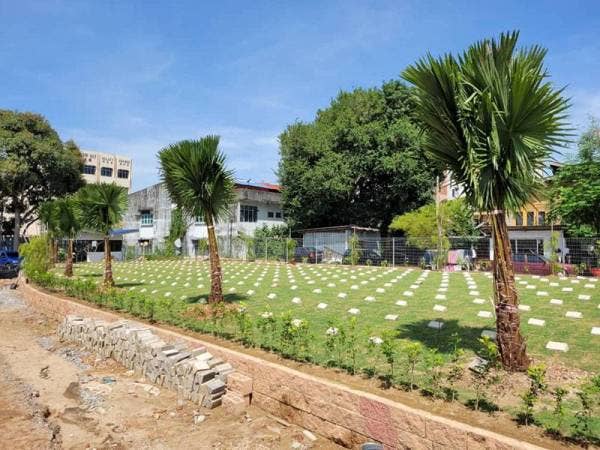 Tanah Perkuburan Islam Paya Bunga ini adalah tanah perkuburan dalam taman yang lebih sistematik dan tersusun yang seumpamanya di Terengganu.