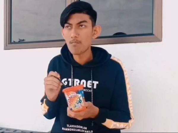 Peserta yang memenangi Kategori Rakam Video dan Kongsi Siri Warna Merah menunjukkan kreativiti dalam dalam penghasilan video bersama produk.