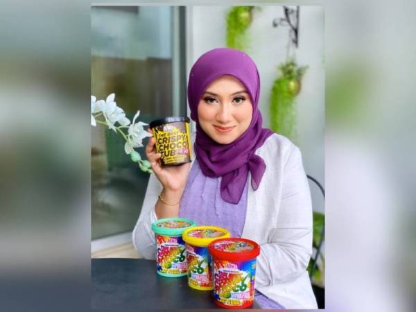 Tengku Norhanim bersama produk Crispy Choco Tub Siri Pelangi.