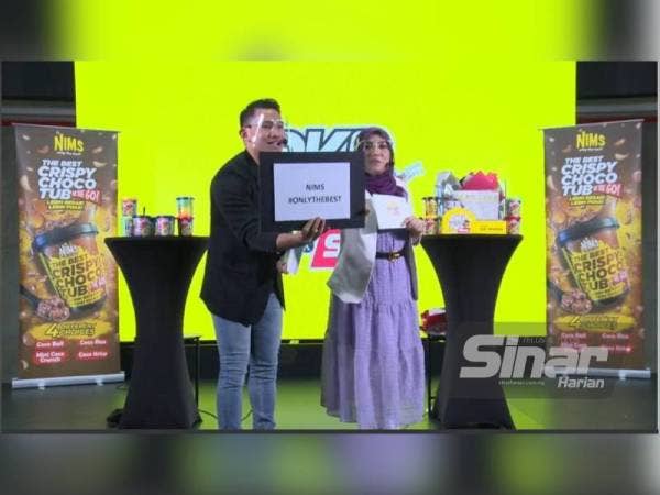 Muhammad Hafifi (kiri) dan Tengku Norhanim menunjukkan ‘keyword’ untuk peraduan Kategori Sesi Live.