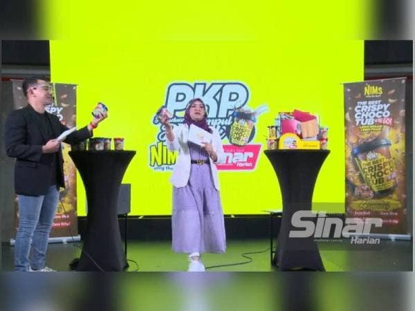 Tengku Norhanim dan Muhammad Hafifi mengumumkan Peraduan PKPNimsXSinar Siri Keempat berwarna Biru.
