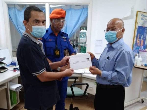 Wakil TYT Melaka, Datuk Nasir Ghani menemui bapa Mohd Afiq, Muhammad Zaini (kiri) dan Wan Mohd Hafizam di Hospital Selayang pada Isnin.