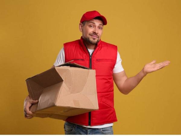 Kita perlu membuat semakan terma dan syarat bagi penghantaran yang ditetapkan syarikat kurier bagi mengetahui hak kita sekiranya berlaku kerosakan atau barang hilang. - Foto 123RF