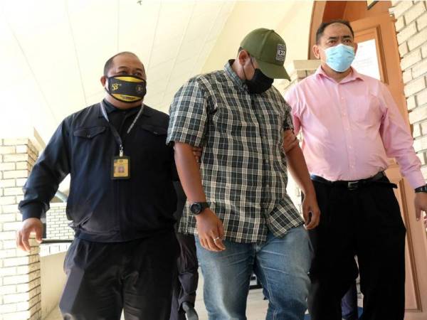 Shahrul Nazim Mustapa, 39, (tengah) mengaku tidak bersalah di Mahkamah Sesyen hari ini terhadap enam pertuduhan pecah amanah membabitkan wang berjumlah lebih RM20,000 pada 2018. - Foto Bernama 