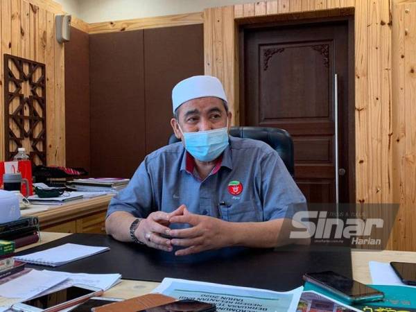 Pengerusi Jawatankuasa Kerajaan Tempatan, Perumahan dan Kesihatan Negeri, Dr Izani Husin di pejabatnya di sini.