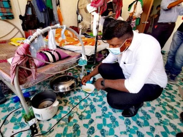 Arul Kumar melihat kuali dan periuk nasi yang diletakkan di bawah katil di sebuah penginapan pekerja warga asing di sini pada Selasa. 