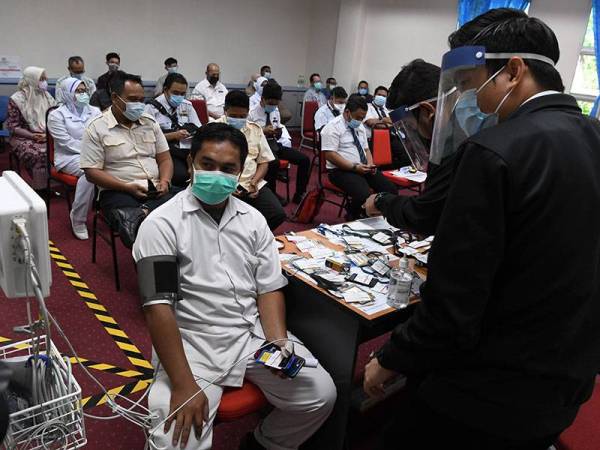 Petugas-petugas Hospital Pulau Pinang (HPP) yang menerima suntikan Vaksin Covid-19 dipantau di sebuah bilik pemantauan sebelum dibenarkan keluar dari Pusat Pemberian Vaksin Covid-19, HPP hari ini.