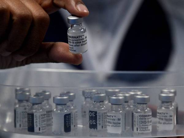 Vaksin COVID-19 yang digunakan jururawat semasa melakukan proses suntikan vaksin kepada petugas barisan hadapan di Pusat Pemberian Vaksin Covid-19, Hospital Pulau Pinang (HPP) hari ini.