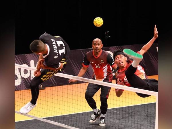 Pemain Penang Black Panthers cuba menghalang