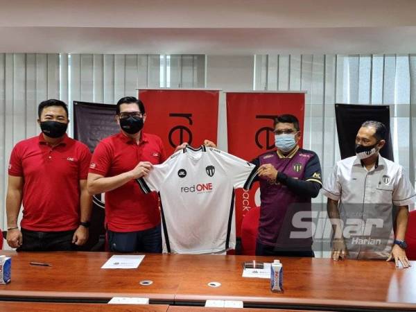 Mohd Farid (dua dari kiri) dan Ketua Pegawai Eksekutif TFC, Ab Rasid Jusoh (dua dari kanan) memegang jersi baharu TFC.