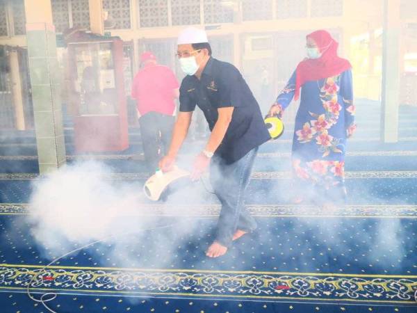Mohd Fasiah melakukan kerja-kerja sanitasi di Masjid Panchang Bedena, Sabak Bernam pada Rabu.