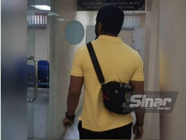 Zulkalmul Hakem ke pejabat pembayaran untuk menyelesaikan bayaran denda yang dikenakan terhadapnya oleh Mahkamah Majistret Kuala Terengganu pada Rabu kerana gagal membuat pendaftaran restoran miliknya dengan Perkeso.