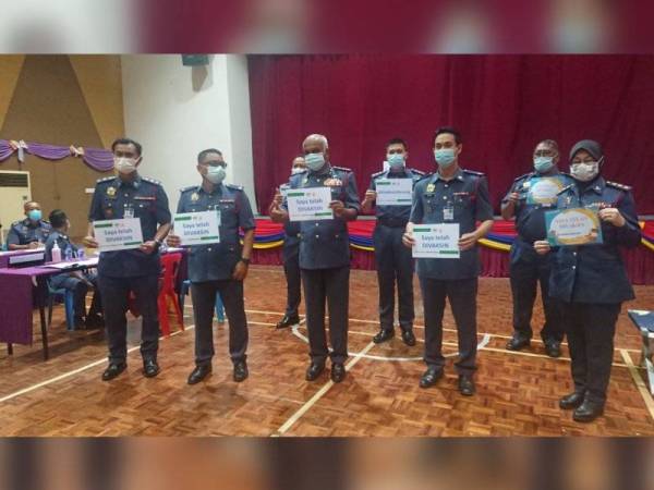 Abu Obaidat (depan, tengah) bersama anggota yang telah divaksin di Ibu Pejabat JBPM Melaka, Bukit Katil pada Rabu.