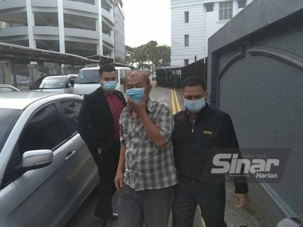 Eyo Ah Lai (tengah) mengaku salah di Mahkamah Sesyen Johor Bahru pada Rabu atas dua pertuduhan mengemukakan dokumen palsu bagi tuntutan PSU pada tahun lalu.