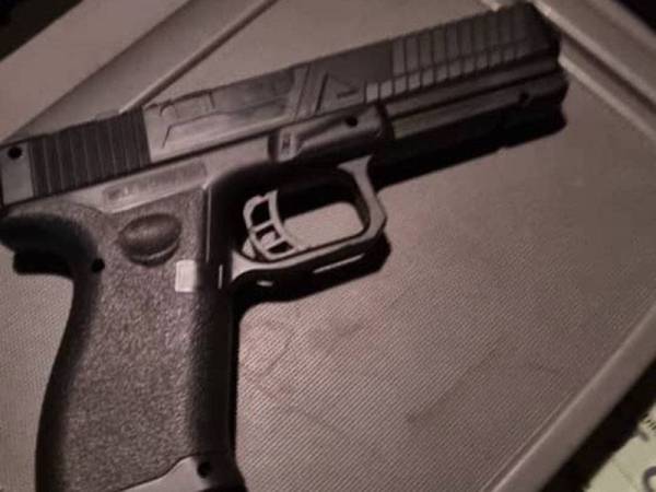 Pistol mainan yang dirampas daripada suspek ketika ditahan di sebuah rumah di Bandar Sri Damansara pada Rabu.