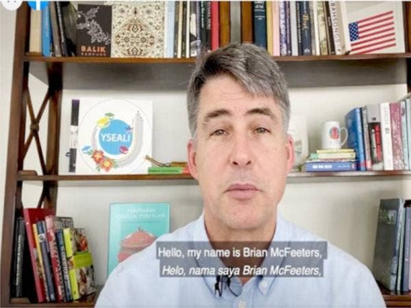Brian McFeeters fasih berbahasa Melayu menerusi video yang dimuat naik Kedutaan AS.