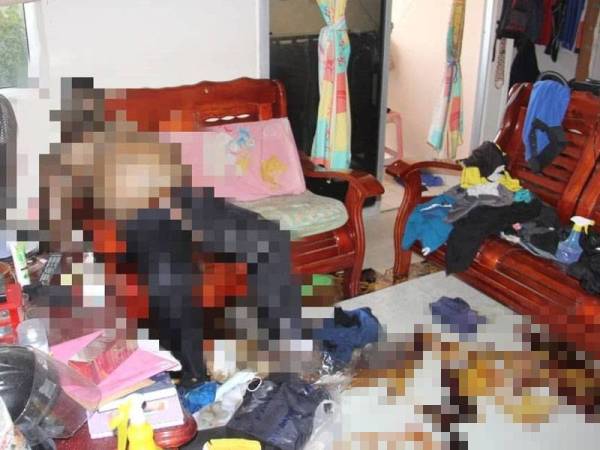 Mayat lelaki ditemui duduk di sofa di bahagian ruang tamu di tingkat empat sebuah perumahan di Taman Mutiara Sungai Bedaun, Labuan pada Selasa.