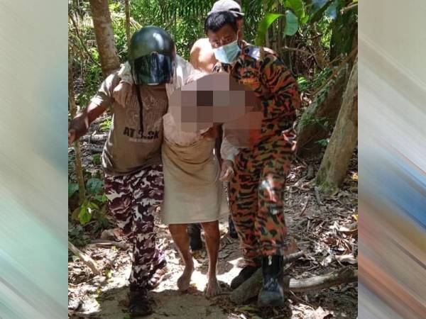 Anggota bomba menyelamatkan warga emas tebabit selepas ditemukan dalam gaung di Taman Banang Height, Batu Pahat pada Rabu.