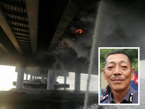 Kabel TNB yang terletak di bawah Jambatan Pulau Pinang terbakar dalam kejadian pada Isnin minggu lalu. (Gambar kecil: Saadon)